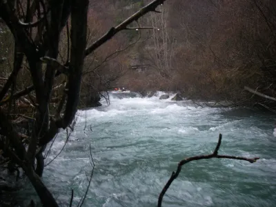 Vue sur le rapide le plus difficile de la descente (classe 3+). On distingue bien la barre de seuil qui rappelle par bonnes eaux. A priori, le seuil a récemment disparu pour laisser place à un joli train de vagues.
